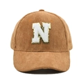 Detailierte Textur der braunen Cord-Baseballkappe mit Chenille-N-Patch und Goldpailletten - N-Buchstaben Aufnäher (Braun)