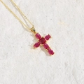 Collana con ciondolo a croce con sei pietre rosse ovali e catena dorata sottile - Rosa Rosso