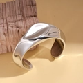 Detail van zilveren onregelmatige gegolfde armband met hoogglans gepolijste finish - Zilver