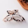 Elegant fishtail hair claw with black and white marble acetate in a gold frame - Black and White Pattern