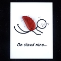 Roter Kristallsteinflügel-Anhänger auf kreativer On Cloud Nine Heilungskarte - Roter Jaspis mit Karte