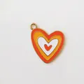 Primer plano del colgante de corazón con esmalte de colores y enganche de metal dorado - Naranja + Blanco