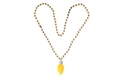Collana a catena dorata con ciondolo a lampadina gialla a forma di cuore su sfondo bianco - Collana di perline gialle