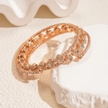 Detail eines dreilagigen Armreifs in Roségold mit funkelnden Zirkonia und offenem Design - Gold