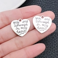 Makroaufnahme von silbernen Herzanhängern mit der Gravur 'you are always in my heart' - Herzform Buchstabe Youarealways (5728)