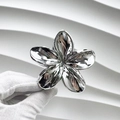 Vista macro dettagliata della molletta per capelli a fiore in metallo argento effetto specchio - 8 cm / Argento placcato