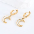 Detail goldener Mondsichel-Ohrringe mit Perlmutt-Inlay und polierten runden Creolen - Gold Mond Stil