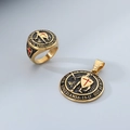 Conjunto de anillo y colgante de escudo en acero inoxidable bicolor tema religioso - Talla 7 / Conjunto Dorado