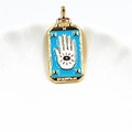 Detail eines goldenen Hamsa-Anhängers mit blauem Emaille-Auge und FORTUNE-Gravur - Glücksanhänger Blaue Hand / Nur Anhänger