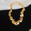 Nahaufnahme der goldenen Herz-Pailletten-Fransenkette mit Lagen-Look und Textur - Gold Herz