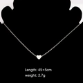 Collar de corazón de acero inoxidable plateado con letra A grabada en maniquí negro - Letra R / Collar De Corazón Acolchado Plateado