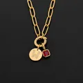Collana in acciaio inossidabile dorato con gemma rossa e ciondoli con lettera W - Lettera W / Oro