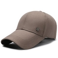 Klassische hellbraune Business-Freizeit-Baseballkappe mit Vintage-Metallwappen an der Seite - Verstellbar / Beige