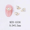 Primer plano de dijes para uñas de corazón dorado MZH-A536 con pedrería, 9.5x5.5mm - Base Dorada Gema Clara (A536)
