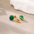 Orecchini minimalisti placcati oro 18k con pietra naturale verde rotonda e castone a 4 griffe - Stud orecchini / Verde