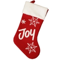 Calza natalizia in maglia rossa con ricamo a fiocco di neve e scritta JOY su sfondo bianco - Stile JOY
