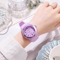 Gros plan d'une montre de sport en silicone violette au poignet sur fond esthétique élégant - Violet Clair