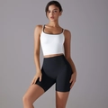 Detail van de zwarte wielrenshort met hoge taille en de witte sportieve camisoleset - S / Wit en Zwart Splitsen