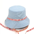 Detail der roten Schmetterlingsstickerei auf dem Denim-Anglerhut mit verstellbarem Band - M (56-58cm) / Hellblau