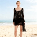 Robe longue en dentelle noire avec manches longues et taille corset sur une plage ensoleillée - XS / Noir