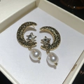 Nahaufnahme von Vintage-Mondsichel-Ohrringen mit Sternkristall und Tropfenperlen-Anhängern - Gold (925 Sterling Silber Ohrringstift)