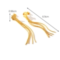 Vue détaillée des boucles d'oreilles fleurs dorées avec de longs pompons à chaînes serpent - Style Pompon Fleur (HC-E10627) / Or