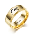 Detalle de anillo de acero dorado 8mm con grabado I Love You y símbolo de promesa de dedo - US 7 / Color dorado liso