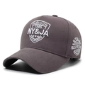 Dunkelgraue Baseballkappe mit hochwertiger weißer Stickerei und gebogenem Schirm für Outdoor - Verstellbar / Grau