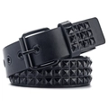Detail van zwarte punkleren riem met drie rijen metalen piramidevormige vierkante studs - Lakzwart