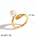 Detailweergave van een gouden slangenring met witte parel en maatspecificaties - Slangenvorm Stijl (TR4531)