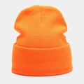 Detail van de oranje gebreide muts met geribbelde textuur en zachte warme stof - M (56-58cm) / Oranje