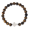 Détail d'un bracelet en perles d'œil de tigre avec un pendentif en croix blanche en céramique - Bracelet Oeil de Tigre