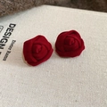 Macro de boucles d'oreilles roses en velours rouge avec pétales en tissu sur fond textile - 28# Clous Bourgeon de Rose Velours Rouge (925 Sterling Silver Earring Post)