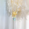Dettaglio della collana placcata oro 18k con zircone rosa e ciondolo a bordo blu - Oro - Rettangolo Rosa Smalto