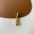 Ciondolo a forma di orsetto dorato in metallo lucido con cerchio in zirconia cubica - Ciondolo orsetto d'oro micro-pavé