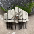 Pettine per capelli in cristallo bianco con ciondolo a sole su pietre muschiose - Howlite Filo Nero Sole d'Argento