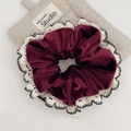 Vintage Samt-Haargummi in Burgund mit weißer Spitzenborte für elegante Frisuren - Basis-Scrunchie / Rot Ballett Floral Eleganter Stil