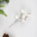 Natuurgetrouwe witte bessenstelen voor kerstdecoratie met zilveren takken op wit decor - Stijl 4