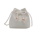 Bolso saco de tejido blanco con cordón y detalles elegantes de cuentas doradas - Blanco