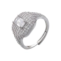 Détail macro d'une bague réglable argentée avec une grande pierre rectangulaire en zircone - Platine Zirconia Blanc