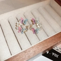 Detalle de pendientes de mariposa en forma de C con cristales y perlas en terciopelo - Mariposa de Colores (Aguja de Plata)