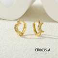 Primer plano de aretes de media luna dorados con circonitas y diseño minimalista moderno - Diseño de Luna Creciente (ER0635-A)