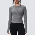 Détail d'un t-shirt de yoga gris chiné à coupe ajustée en tissu extensible et respirant - Gris Chiné