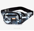 Detalle de la riñonera de camuflaje impermeable con cremalleras y etiqueta Sport - Azul claro