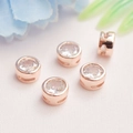 Primer plano de espaciadores cilíndricos en oro rosa con circonitas para creación de joyas DIY - 6mm / Oro rosa