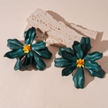 Détail macro de boucles d'oreilles fleurs en acrylique vert foncé sur pierre beige - Puce d'oreille fleur en acrylique vert (Tige d'oreille en argent)