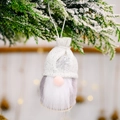 Ornement de gnome avec bonnet blanc à paillettes et barbe en peluche sur branche de pin - Style Chapeau Tricoté Blanc