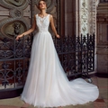 Elegante witte trouwjurk met V-hals van kant en een lange sleep van zachte tule - US 2 / Broken Wit