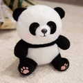 Peluche panda mignonne avec joues roses et pattes assise sur un tapis crème doux - Style Nu de Base