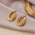 Minimalistische gedrehte goldene U-Ohrringe mit polierter Oberfläche auf Seide - Gold